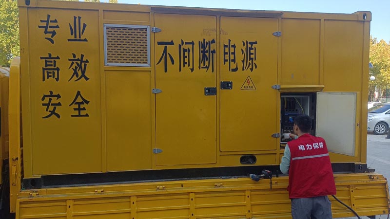 新华镇柴油发电机组和UPS电源配合使用时，如何避免切换过程中的电力中断？